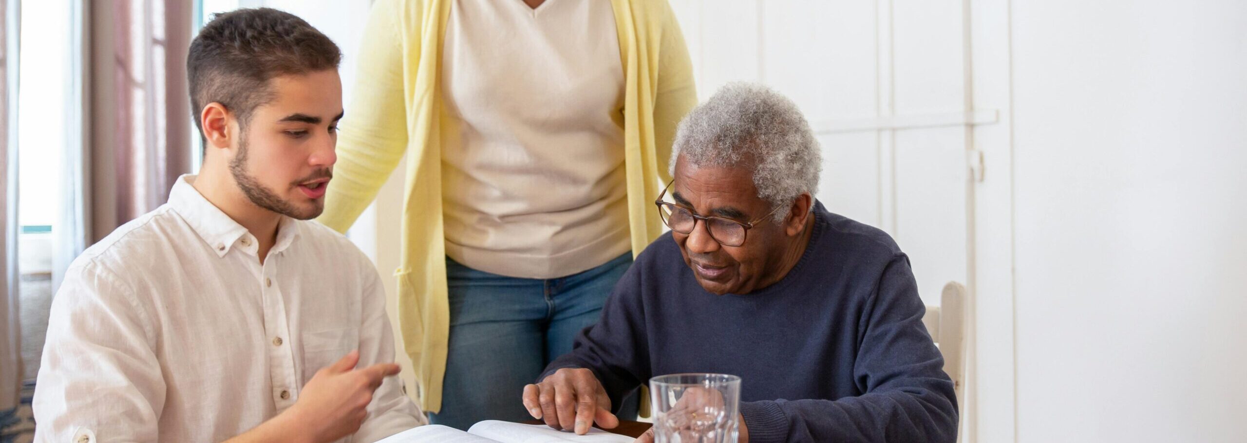 assistente sociale che aiuta l'anziano e il familiare